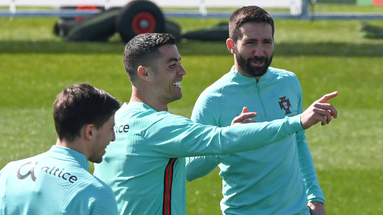النجم البرتغالي كريستيانو رونالدو (وسط) خلال حصة تمرينية مع منتخب بلاده لكرة القدم استعدادا لبدء التصفيات المؤهلة لمونديال 2022، تورينو في 23 اذار/مارس 2021