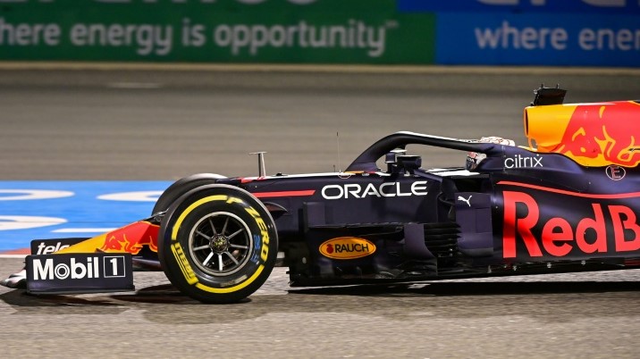 سائق ريد بول الهولندي ماكس فيرستابن خلال جولة التجارب الحرة الثانية لجائزة البحرين الكبرى في الفورمولا واحد، الصخير في 26 اذار/مارس 2021