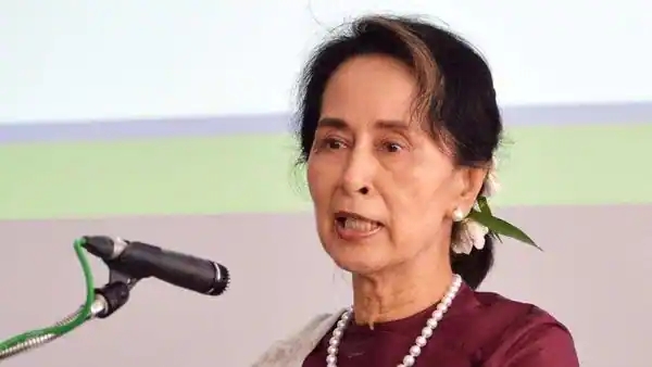 أونغ سان سو تشي، الزعيمة المدنية البورمية المعزولة إثر الانقلاب العسكري