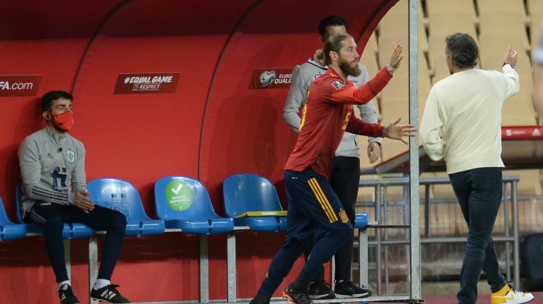 مدافع اسبانيا وريال مدريد سيرخيو راموس يصافح مدرب المنتخب لويس أنريكي (يمين) خلال دخوله الى الملعب خلال المباراة ضد كوسوفو في تصفيات مونديال 2022، اشبيلية في 31 اذار/مارس 2021