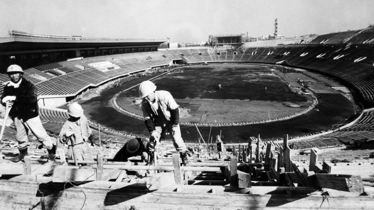 ورشة الملعب الأولمبي في طوكيو في 29 نيسان/أبريل 1963