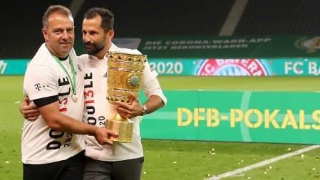 فليك (يسار) وصالحمدزينش بعد الفوز بكأس ألمانيا في 4 تموز/يوليو 2020