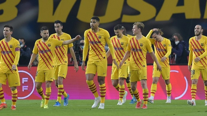 لاعبو برشلونة يحتفلون بالتتويج بلقب مسابقة كأس إسبانيا على حساب أتلتيك بلباو 4-صفر في 17 نيسان/أبريل 2021.