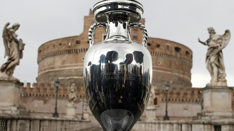 صورة مؤرخة 20 نيسان/أبريل 2021 لكأس أوروبا 2020 معروضة في روما