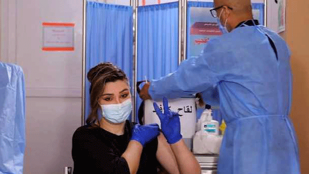 عراقية تتلقى لقاحاً مضاداً لفيروس كورونا
