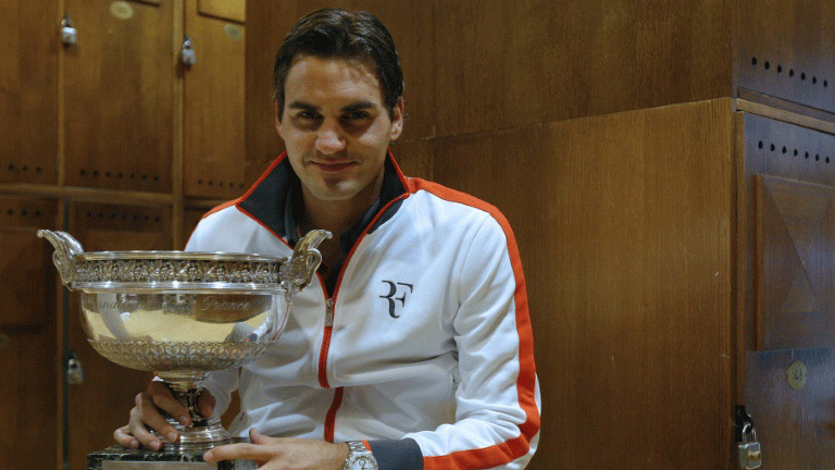 السويسري روجيه فيدرر يحمل كأس بطولة فرنسا المفتوحة في العام 2009