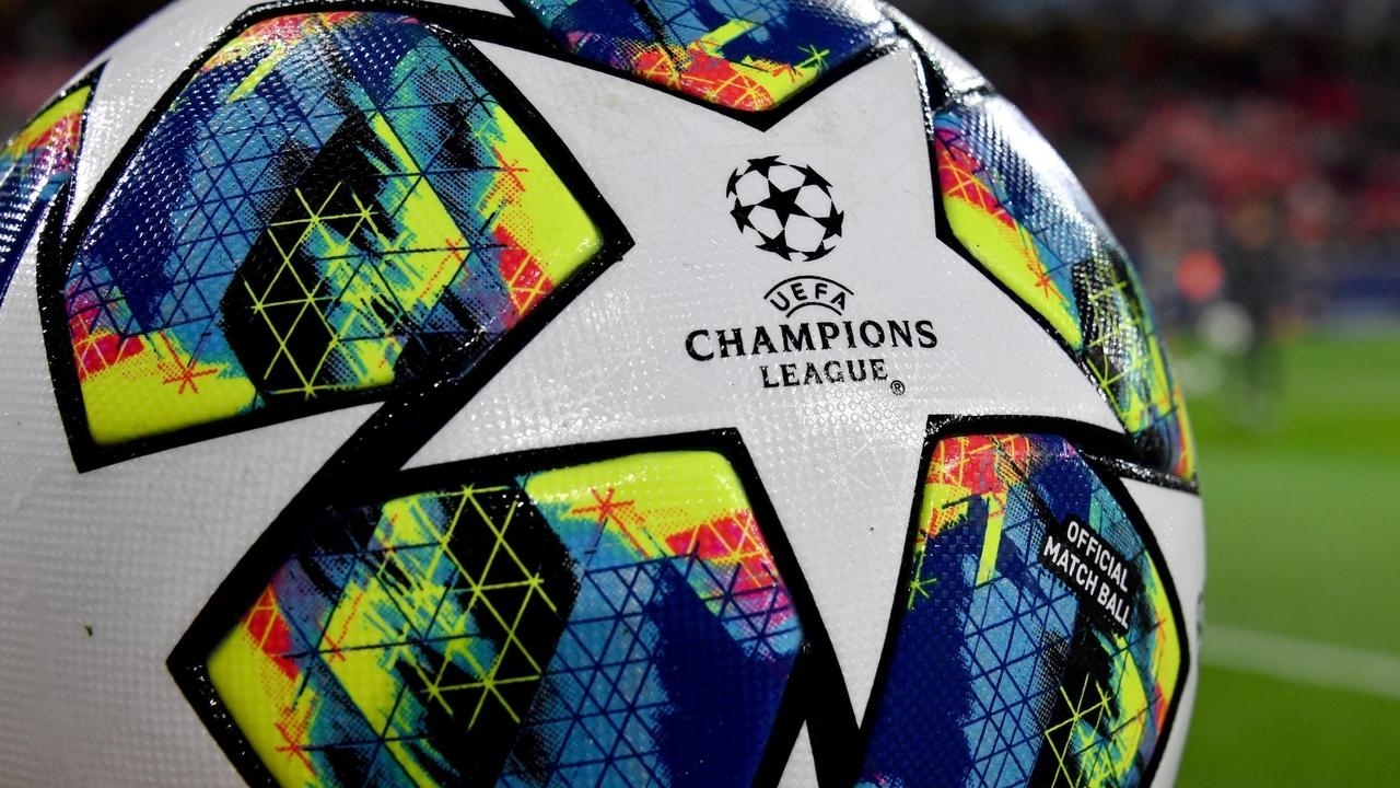 كرة رسم عليها شعار دوري أبطال أوروبا