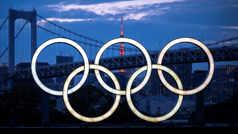 منظر عام يظهر الحلقات الأولمبية مضاءة على واجهة أودايبا البحرية في طوكيو في 28 نيسان/أبريل 2021.