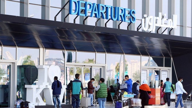 مسافرون عند بوابة المغادرة في مطار الكويت الدولي يوم ٣ يناير 