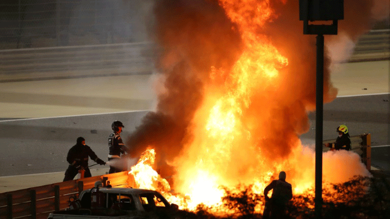 سيارة هاس الفرنسي رومان غروجان تحترق بعد اصطدامها بالحاجز الحديدي وانشطارها إلى نصفين على حلبة صخير خلال جائزة البحرين الكبرى في 2 تشرين الثاني/نوفمبر 2020