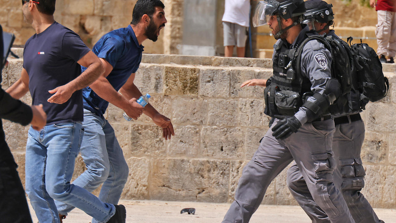 من المواجهات بين الفلسطينيين والشرطة الاسرائيلية في محيط الحرم القدسي في 21 ايار/مايو 2021