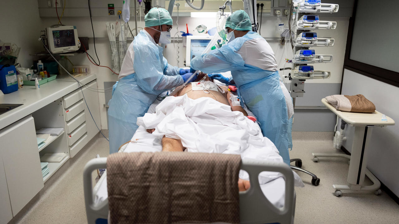 طاقم طبي يساعد مريضًا بفيروس كورونا في وحدة العناية المركزة في عيادة أوكسيتاني في موريه، بالقرب من تولوز، جنوب فرنسا في 16 نوفمبر/ تشرين الثاني 2020