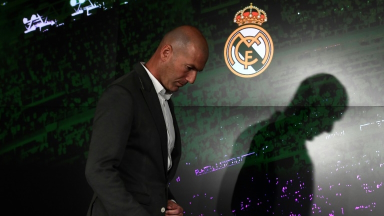أعلن نادي ريال مدريد الإسباني الخميس استقالة مدربه الفرنسي زين الدين زيدان من منصبه كمدرب للفريق
