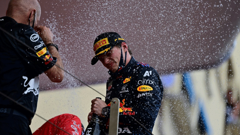 سائق فريق ريد بول الهولندي ماكس فيرستابن يحتفل بفوزه في سباق جائزة موناكو الكبرى للفورمولا 1 في 23 أيار/مايو 2021
