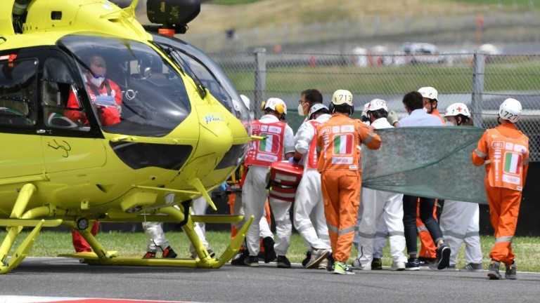 لحظة نقل الدراج السويسري جايسون دوباسكييه بواسطة مروحية الى مستشفى كاريجي في فلورنسا اثر تعرض لحادث في سباق جائزة ايطاليا الكبرى للدراجات النارية في 29 ايار/مايو 2021.