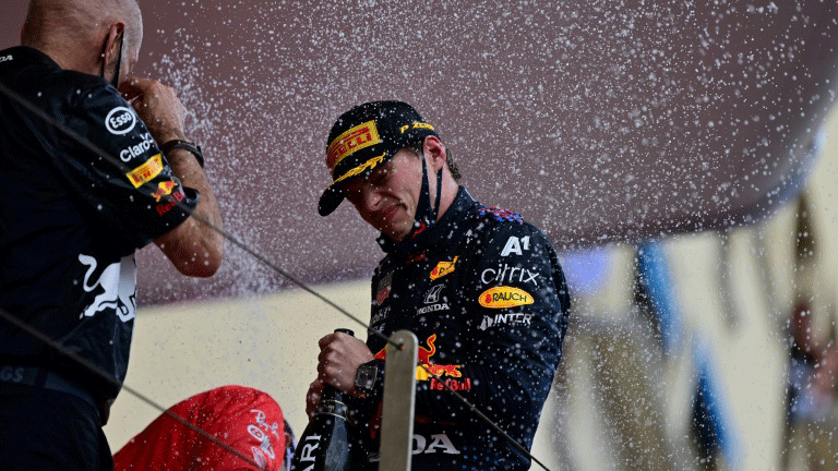 سائق فريق ريد بول الهولندي ماكس فيرستابن يحتفل بفوزه في سباق جائزة موناكو الكبرى للفورمولا 1 في 23 أيار/مايو 2021