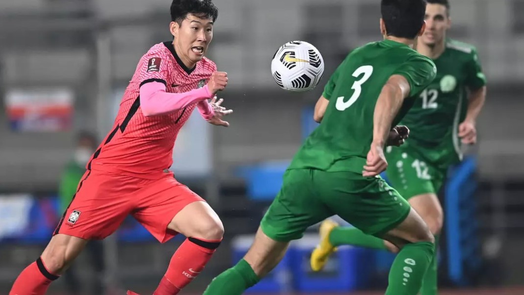 سون هيونغ-مين (يسار) في مباراة بلاده كوريا الجنوبية ضد تركمانستان في تصفيات مونديال 2022 في 5 حزيران/يونيو 2021 في غويانغ