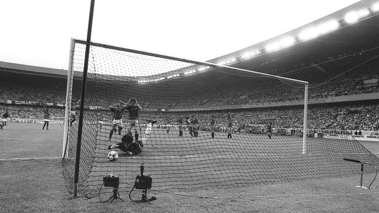 حارس المرمى الاسباني لويس اراكونادا يفشل في صد كرة حرة لقائد المنتخب الفرنسي ميشال بلاتيني في نهائي كاس العالم 1984