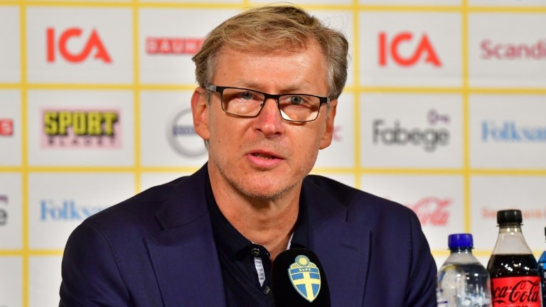 مدرب فنلندا ماركو كانيرفا في مؤتمر صحافي بعد ودية السويد في سولنا في 29 أيار/مايو 2021