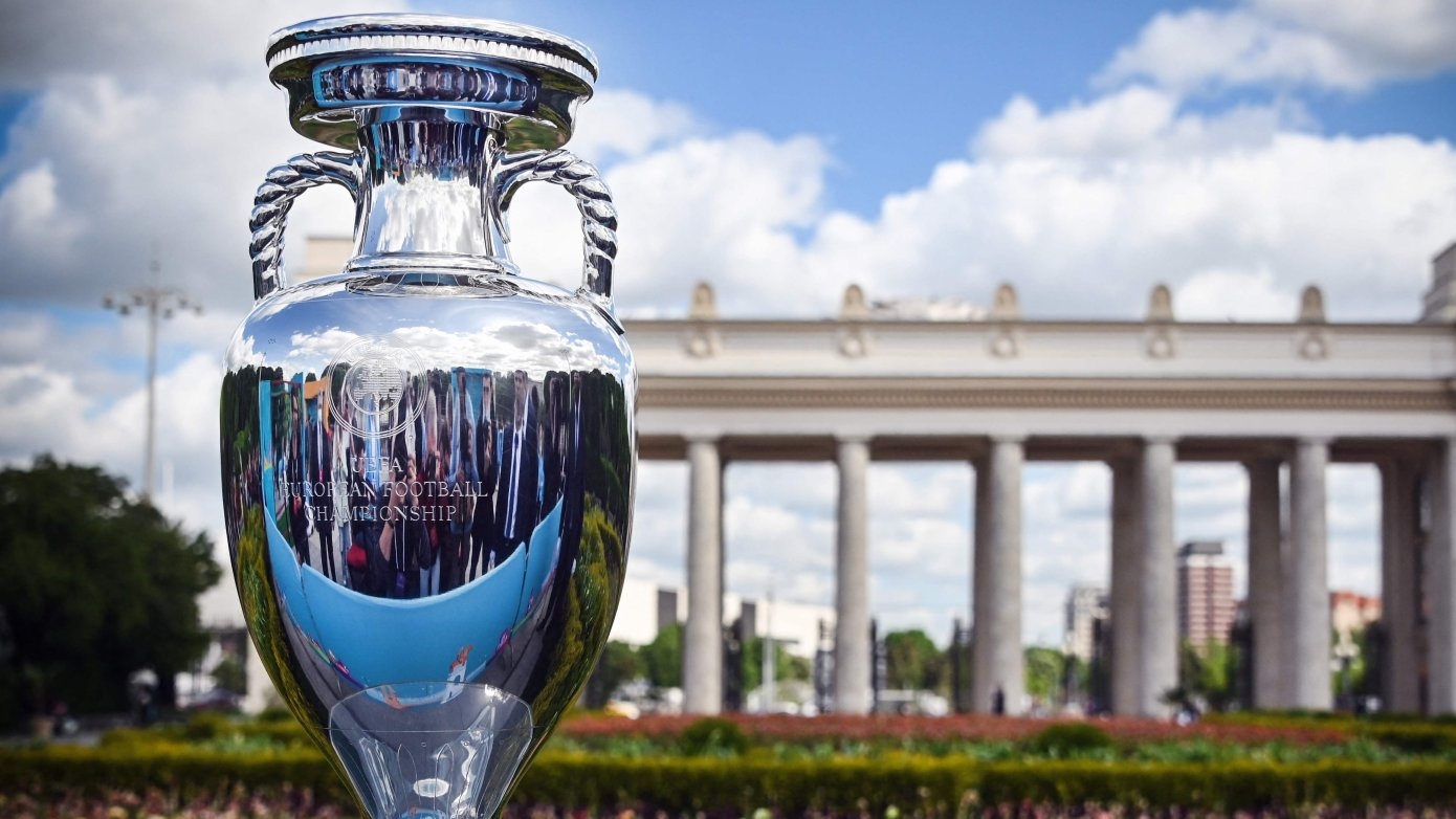 صورة لكأس أوروبا لكرة القدم خلال عرض تقديمي في حديقة غوركي في موسكو - 24 مايو 2021