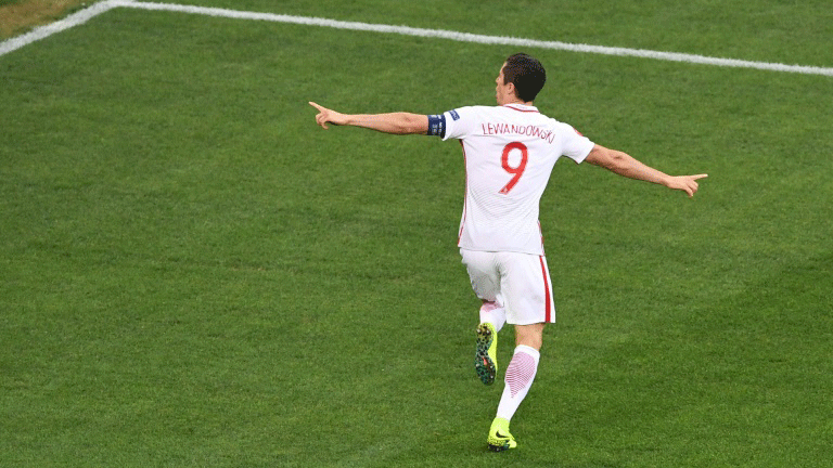 روبرت ليفاندوفسكي هو افضل هداف في تاريخ منتخب بولندا (66 هدفا في 118 مباراة)
