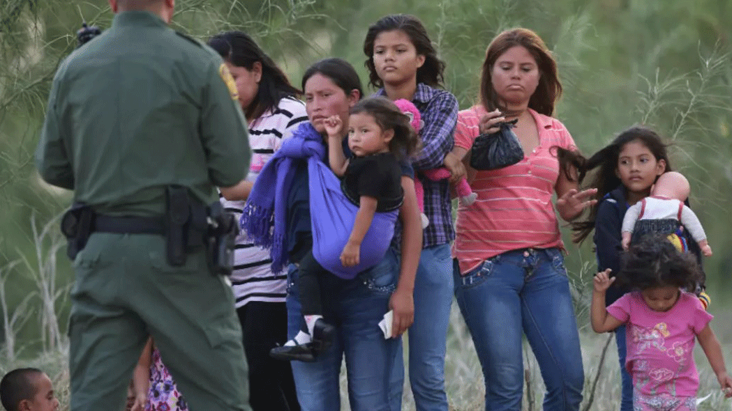 مهاجرون مكسيكيون على الحدود المكسيكية الأميركية