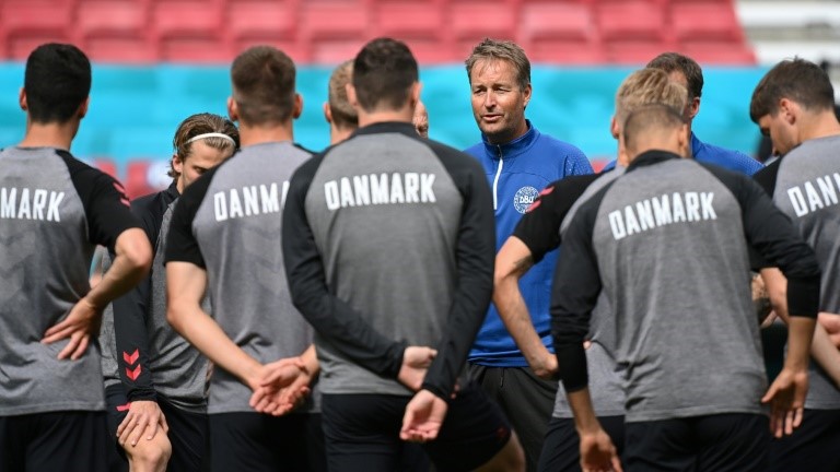 المدرب كاسبر هيولماند يتحدث مع لاعبي المنتخب الدنماركي خلال حصة تدريبية في 11 حزيران/يونيو 2021