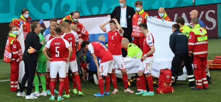 لاعبو الدنمارك حول اللاعب كريستيان إريكسن الذي تعرض لوعكة صحية خلال مباراة الدنمارك وفنلندا في كأس أوروبا في كوبنهاغن