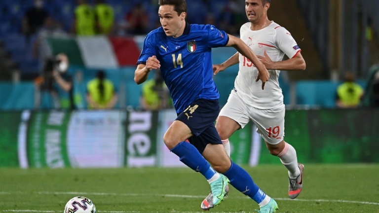 لاعب وسط إيطاليا فيديريكو كييزا (يسار) خلال المباراة ضد سويسرا في كأس أوروبا لكرة القدم، روما في 16 حزيران/يونيو 2021.