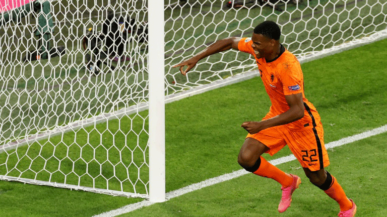 مدافع هولندا دنزل دمفريس يحتفل بتسجيله الهدف الثاني في مرمى النمسا (2-صفر) في الجولة الثانية من دور المجموعات لنهائيات كأس أوروبا في أمستردام في 17 حزيران/يونيو 2021.