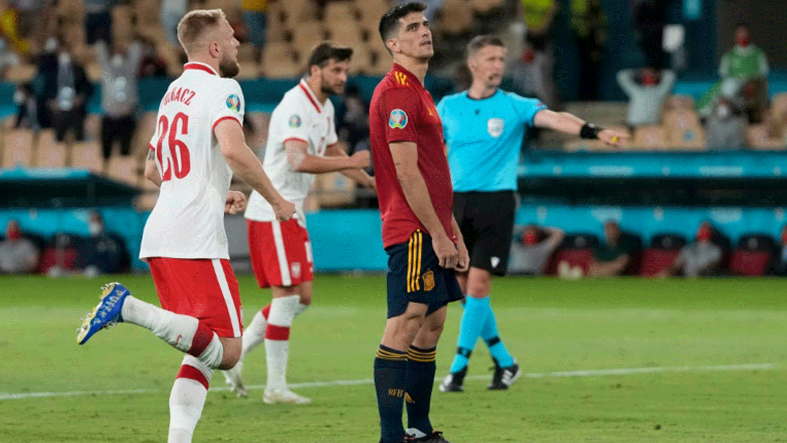 جيرارد مورينو بعد إهداره ركلة جزاء لاسبانيا ضد بولندا في كأس أوروبا لكرة القدم في ملعب 