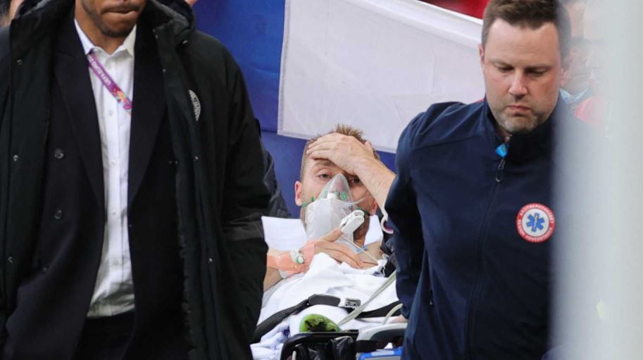 الدنماركي كريستيان إريكسن مغادرًا إلى المستشفى بعد إنعاشه في مباراة بلاده أمام فلندا بتاريخ 12 يونيو 2021 ضمن منافسات كأس الأمم الأوروبية