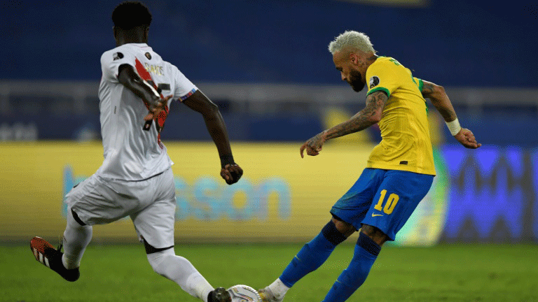 نيمار يسجل الهدف الثاني للبرازيل في المباراة أمام البيرو