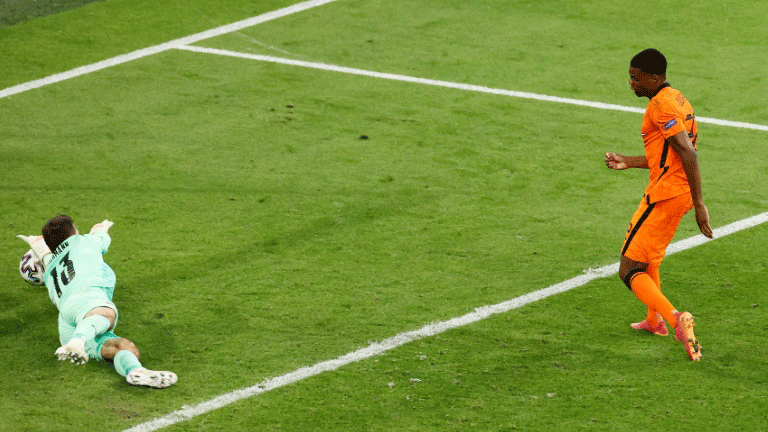 لاعب منتخب هولندا دنزل دمفريس مسجلا الهدف الثاني لمنتخب بلاده في مرمى النمسا ضمن كاس اوروبا. 17 حزيران/يونيو 2021