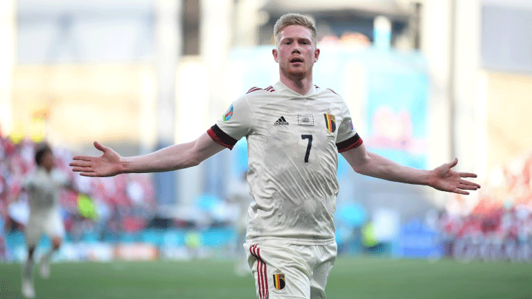 كيفن دي بروين يحتفل بتسجيله الهدف الثاني لبلجيكا ضد الدنمارك في دور المجموعات من كأس أوروبا في 17 حزيران/يونيو 2021 