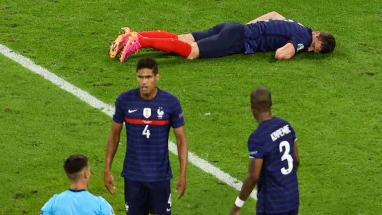 مدافع منتخب فرنسا بنجامان بافار خلال فقدانه الوعي في مواجهة المانيا ضمن بطولة كاس اوروبا لكرة القدم. 15 حزيران/يونيو 2021