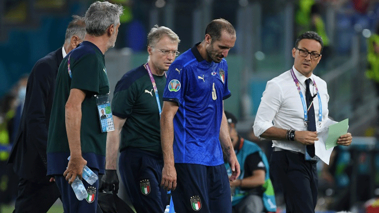 خرج كييليني مصابًا في الشوط الاول خلال فوز ايطاليا على سويسرا في روما في 16 حزيران/يونيو 2021