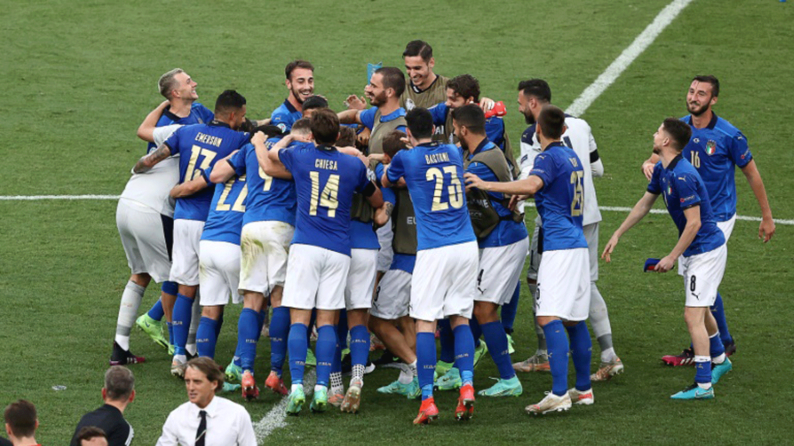 لاعبو ايطاليا يحتفلون في نهاية مباراتهم ضد ايطاليا التي انتهت بفوزهم 1-صفر في كأس اوروبا. 20 حزيران/يونيو 2021