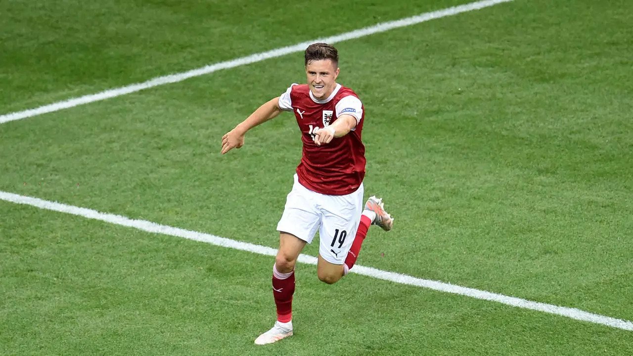 مهاجم النمسا كريستوف باومغارتنر يحتفل بتسجيله هدف الفوز في مرمى اوكرانيا (1-صفر) في الجولة الثالثة الاخيرة من دور المجموعات لكأس أوروبا في 21 حزيران/يونيو 2021.