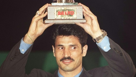 صورة أرشيفية التقطت في بيروت 7 نيسان/ابريل 2000 للنجم الايراني السابق علي دائي يرفع كأس أفضل لاعب في القارة الآسيوية لعام 1999