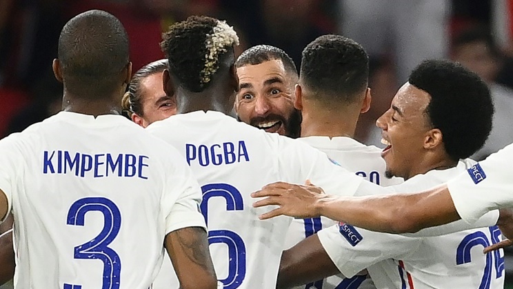 فرحة كريم بنزيمة اثر تهنئته من طرف زملائه في المنتخب الفرنسي عقب تسجيله ثنائية في مرمى البرتغال (2-2)
