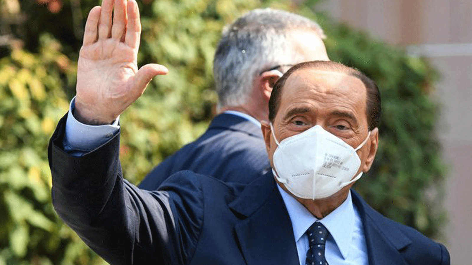 رئيس الوزراء الإيطالي الأسبق سيلفيو برلوسكوني أثناء خروجه من مستشفى سان رافاييل في ميلانو بتاريخ 14 أيلول/ سبتمبر 2020 بعد التأكد من إصابته بفيروس COVID-19