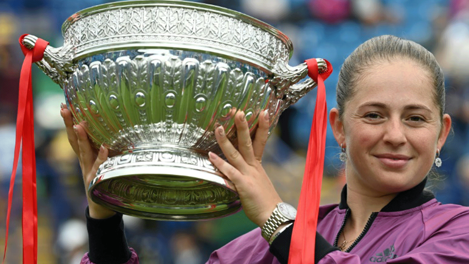 اللاتفية يلينا اوستابنكو ترفع كأس دورة إيستبورن بعد فوزها في النهائي على الإستونية أنيت كونتافيت، ايستبورن، جنوب إنكلترا في 26 حزيران/يونيو 2021