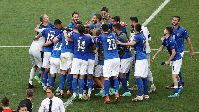 لاعبو ايطاليا يحتفلون بعد فوزهم على ويلز 1-صفر في نهاية دور المجموعات في كأس أوروبا لكرة القدم، في 20 حزيران/يونيو 2021