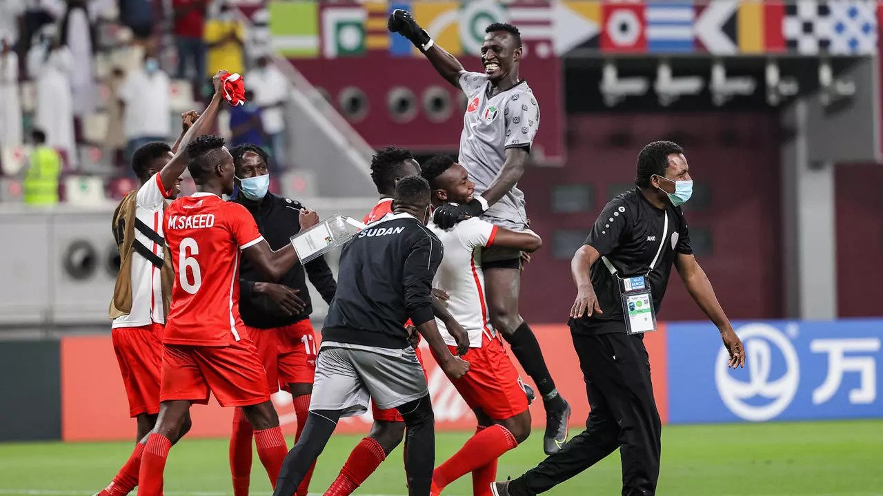 لاعبو منتخب السودان يحتفلون بعد فوزهم على ليبيا والتأهل إلى مسابقة كأس العرب، على ملعب خليفة الدولي في الدوحة، قطر في 19 حزيران/يونيو 2021.