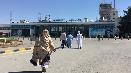 يشكل مطار كابول المنفذ الرئيسي لخروج الدبلوماسيين الغربيين 