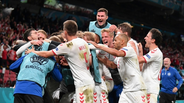 لاعبو المنتخب الدنماركي يحتفلون بالتأهل إلى ثمن نهائي كأس أوروبا عقب الفوز على روسيا 4-1 في كوبنهاغن في 21 حزيران/يونيو 2021.
