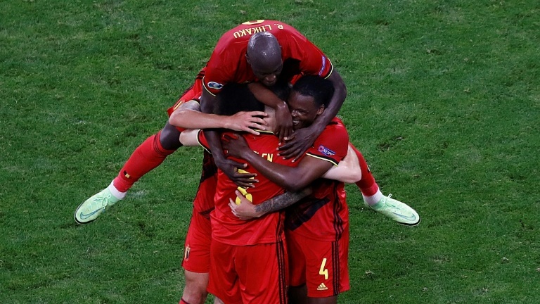 لاعبو المنتخب البلجيكي يحتفلون بالهدف الثاني في مرمى فنلندا (2-صفر) في الجولة الثالثة الاخيرة من منافسات المجموعة الثانية في سان بطرسبورغ في 21 حزيران/يونيو 2021.