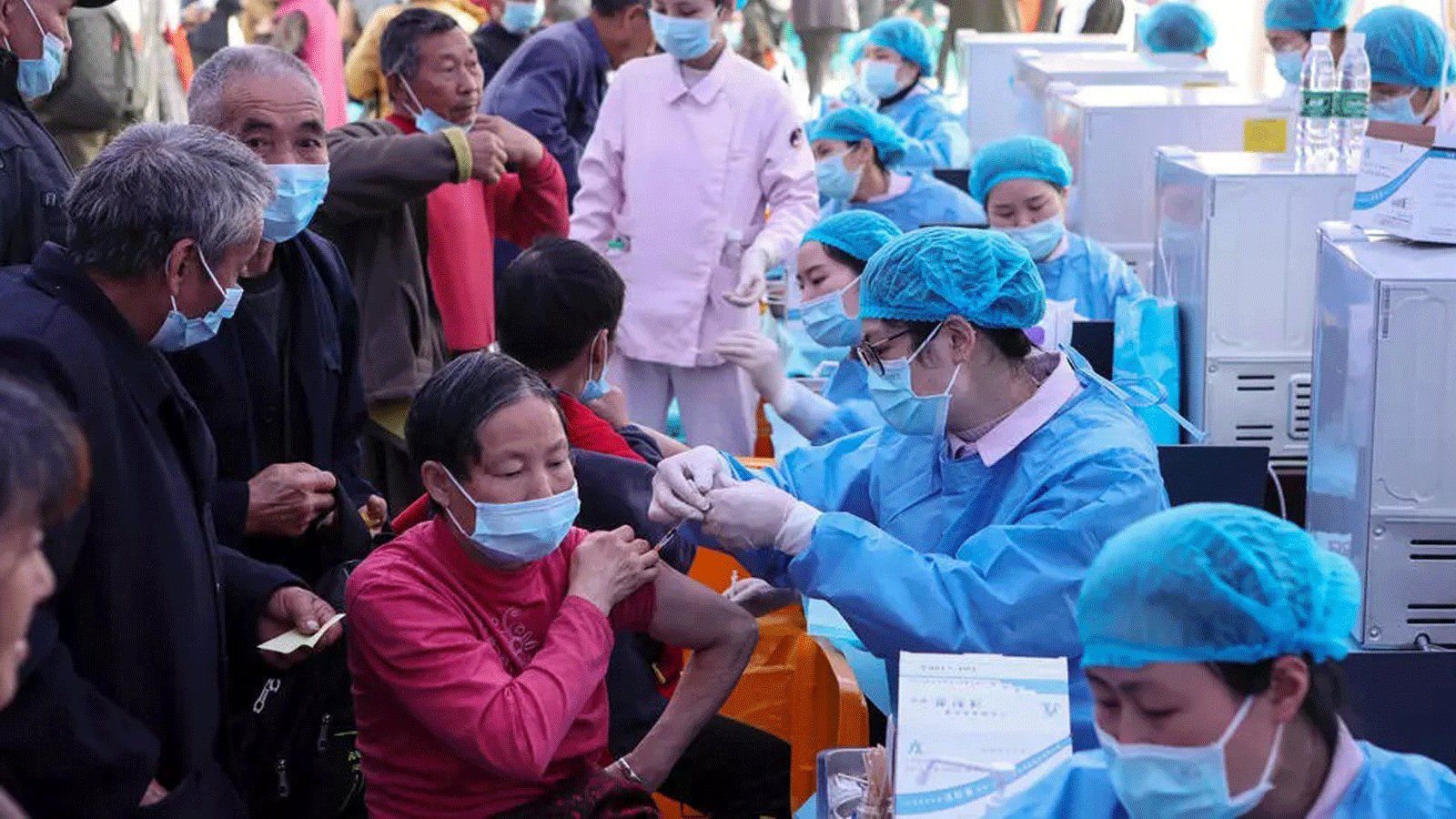 حشود تتلقى اللقاحات غرب الصين