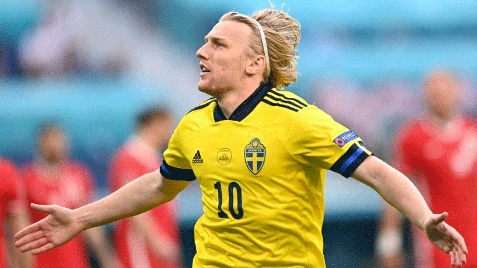 مهاجم السويد إميل فورسبرغ يحتفل بهزه شباك بولندا (3-2) في الجولة الاخيرة من دور المجموعات لنهائيات كأس أوروبا في 23 حزيران/يونيو 2021.